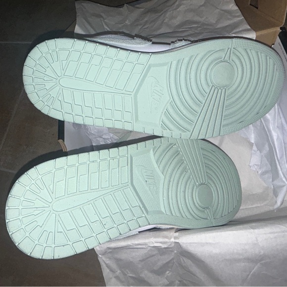 AIR JORDAN 1 LOW SE
WHITE/SEAFOAM-SAI
10.5 - Picture 4 of 5
